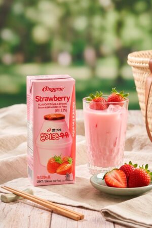 BINGGRAE STRAWBERRY FLAVORED MILK DRINK 200ml