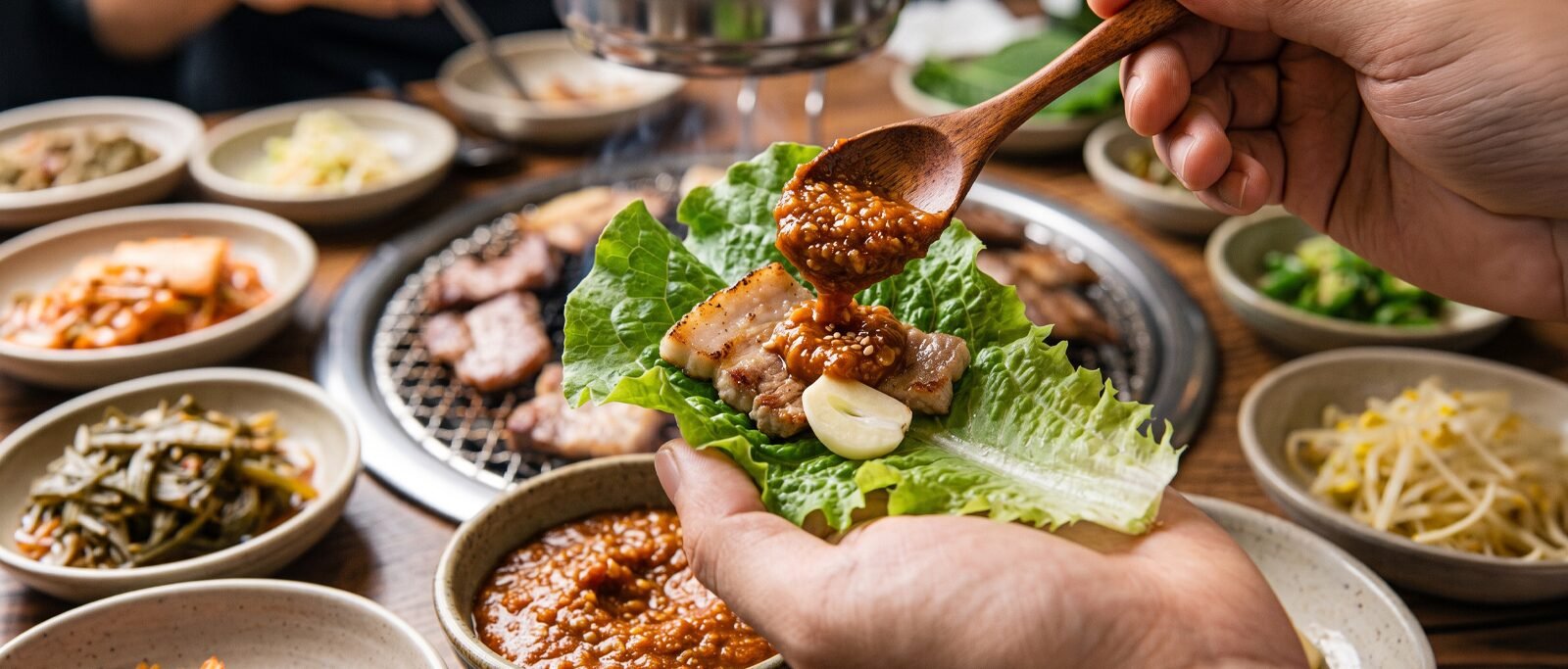 Salsa ssamjang-Preparando Ssam wrap coreano-Gangnam Express Ssamjang pasta coreana utilizada en el plato tipico Ssam (wrap coreano)